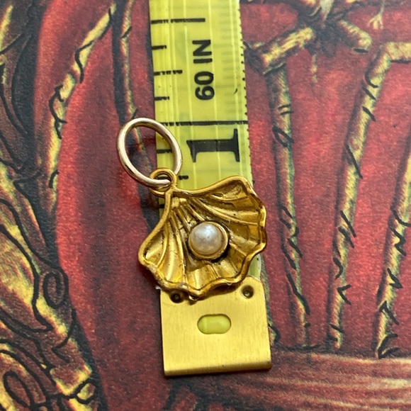 5/$10❤️❤️❤️NEW Brass Seashell With Faux Mini Pearl Charm Pendant - Picture 2 of 2